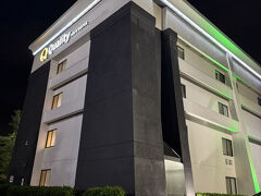 AAからの提供ホテルは数軒あったのですが眼鏡を掛けず見ようとしたのでイマイチよく見てないのですがシャトルの案内があったので一番最初に案内のあったこのホテルにしました。他のホテルもシャトルはあった思いますが夫が満室になっても・・・と言うので他を検討もせずここにしました。
チェックインの時に電話が鳴りっぱなしでしたが出る様子はありません。
夜のシャトルは事前の予約者だけなのかも。急な宿泊者でてんてこ舞いなのかシャトルは出して無かった様子です。
ホテルから空港へのバス始発は4時発なので4時のシャトルを予約しました。