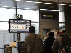 天候の問題（雷）でJFK空港が閉鎖されてるとのこと。なのでノースカロライナのダーラム空港に着陸すると言うのです・汗　手荷物を持って降りる様に言われました。降り際にどうなるの？とCAに聞いたら地上職員が追って連絡するとのこと。
カーゴは開けないし国際線にまでトランクは配送はしないとの事で、預け荷物が無い人はこの時点で無料ホテルや振替も可能です。が、私たちは明日のバミューダー行きがあるのでJFKに辿り着くのが先決だしトランクがあるので空港の再開を待つしかありません。
横にいたおじさんも列に並んでたので行先変更かと思ったけどNYCの自宅に帰るらしく1時間程して再び横並び3人で乗り込みました。