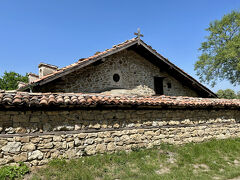 十字架が見えたので、お目当ての聖誕教会へやって来たようです。
塀と建物が一体化しているように見えます。