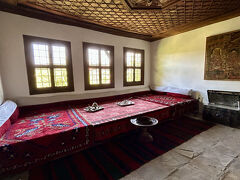 お次にやって来たのはアルバナシで最も美しいといわれるお屋敷、
コンスタンツァリエフの家。
ここでも団体さんと一緒になり、外観の写真を撮り忘れ。
こちらも入場料15レヴァ(1300円ほど）

リビングルームはオスマン調時代の名残が見て取れます。