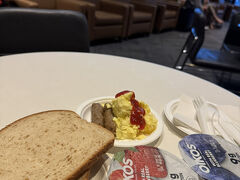 シャーロット空港アドミラルズ・クラブ (Admirals Club)ラウンジです。

結局、１日以上何も食べて無かったのです。
夫は過食だったので胃を休めるいい機会だったぁ～と。
私も気を揉んだので食欲もなかったし、急に食べると胃が痛くなりそう。。。。