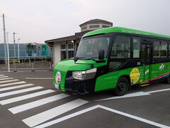 見た目はボンネットバスのような形です。