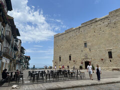 旧市街の中心地にあるのが、旧カルロス５世の古城。1968年にパラドールとして改装され、新たな命と任務を与えられました