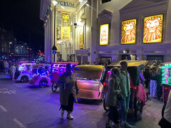 The Lion King Lyceum Theatre 前まで来ると・・・何かのイベント？