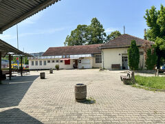 西バスステーションに11：30頃到着。
周りには数件のお店以外何もない郊外のバスステーション。

一昨日に17レヴァ(1500円ほど)で購入したカザンラク行きのチケットを、念のため、窓口で何番ゲートで待っていればいいのか確認。
言葉が通じないので翻訳アプリでおばあちゃんと会話したところ、
おばあちゃんは3番ゲートとチケットの3の箇所に○の印までしてくれた。
私はおばあちゃんを信じてひたすら3番ゲートでミニバスを待ちましたが、定刻の12時を15分過ぎてもバスは来ない。
12時頃に1番ゲートにミスバスの姿はありましたが、
私はてっきり別の行き先だと思い確認すらしなかったのです。

窓口でバスが来ないと文句を言うと、もうバスは行ったよ～って。
英語が話せるブルガリア人をつかまえ、いきさつを説明して
バス代を返金要求しましたが、答えは｢NO｣
ブルガリアではゲートが頻繁に変わるんだよっと。

返金は諦めることにして、パニックになりながら移動手段を模索。
一日数便しかないバスは諦め、列車移動も考えましたが、
たかが100キロの移動なのに乗り換えで時間がかかると判明。
バスステーションに黄色のタクシーの車体を見つけ、交渉することに。
　
タクシーの親父は150レヴァ(13,000円ほど)と吹っかけてくる。
私は100レヴァ(8700円ほど)でスタート。
親父が首を振らないので車道に出て必死にタクシーを探してみるも、
流しのタクシーなんて国道沿いでは走っていないのに気づく。

暫くしてから親父のタクシーに戻り120レヴァ(10,500円ほど）でOK？
って言ってみたら、親父も折れて
カザンラクまでタクシーで行くことになりました。


