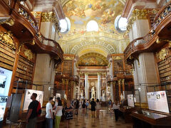 この図書館は、18世紀にマリア・テレジアの父カール6世によって作られました。