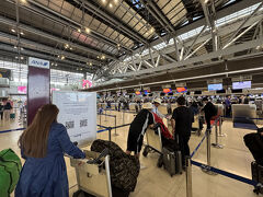 ダイアモンドの列には既に4,5名並んでいました。