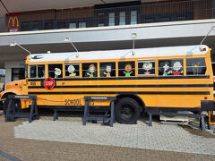 「ニフレル」の丁度向かい側にある「PEANUTS CAFE 大阪」のお店の前には、
PEANUTSの仲間達が描かれたスクールバスがありました。
可愛い♪