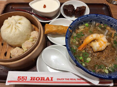 搭乗時間まで２時間以上あるので、どこかレストランに入ろうかなと探していると、『551蓬莱』のレストランがANA側にあるのを発見！

行列が出来ていて30分以上待ちそうな感じだったけど、十分時間に余裕があるので、列に並んでみました。やっと順番が来て、テーブル席に案内がありました。
「551点心セット 1,800円を注文。
551担仔麵、エビ焼売、豚まん、甘酢団子、春巻き、杏仁豆腐
美味しかったです。
関西旅行の良い〆となりました。