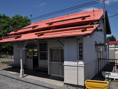 　美馬牛駅に停車、赤い屋根の駅舎