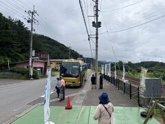 なんか観光バスがやってきた。嫌な予感。阪急交通社と書いてあ流。