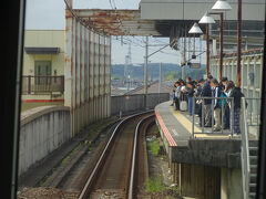 片面ホームの駅もある。
通勤通学の時間帯、ホームには人がいっぱい。