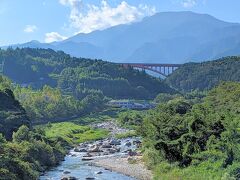 山間部を抜けて岐阜県へ入り、木曽川と落合川が分岐する盆地まで下ってきました

落合大橋から眺める渓流に心を癒されます笑