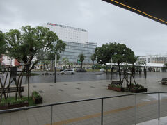 宮崎駅前につきました。南宮崎駅と異なり、広々として新しい広場スペースがあり、駅ビルも立派です。