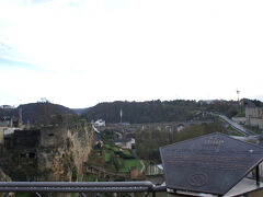 次にやって来たのはボックの砲台がよく見える景色がいいトコ。
右に見えている五角形のプレートは、旧市街がユネスコの世界遺産に認定されていますといったような内容。ふむふむ。