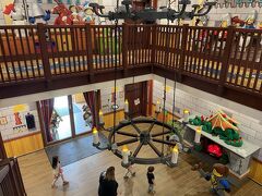 ホテルの2階から下を眺める。