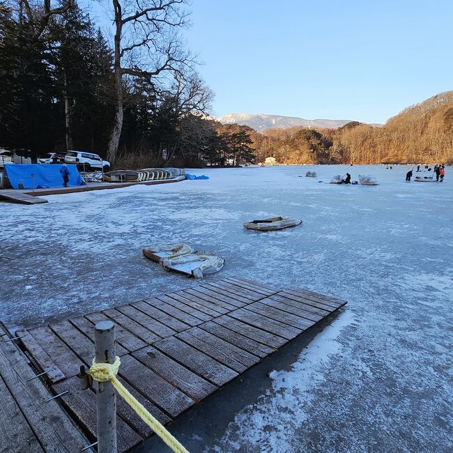 テントや釣り道具などなど、両手がふさがった状態で凍った湖面に入ると、