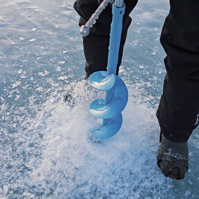 場所を決めたら最初に電動アイスドリルで釣り穴をあけます。<br /><br />「ここかな？もう少しこっちか。あ、でもそっちがいい？」優柔不断な夫、早よしておくれ寒いから。