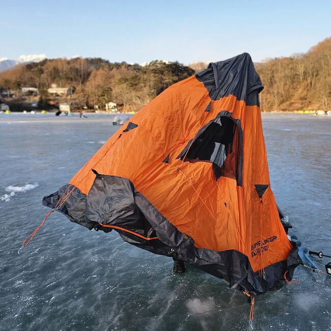 次はテント。中からパっと開くはずが上手く行かないみたいで。<br />