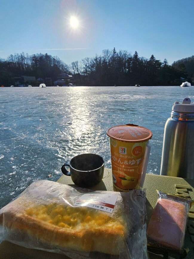 先に朝食を終えた遠近両用メガネの夫にエサつけを任せて。<br />私は氷上で朝ごはん～♪