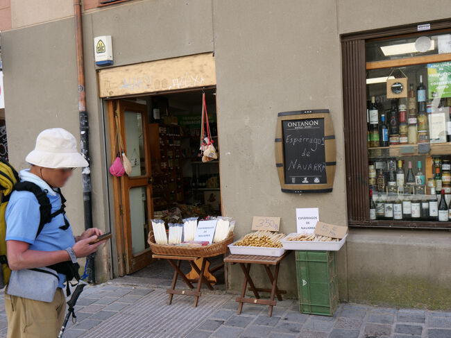 店の前で日本人のお一人さん巡礼者と遭遇<br />決まり文句は「日本人ですか？」