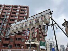 入谷鬼子母神を中心として、
言問通りに朝顔業者と露店が並んでいます。

最寄り駅はJR「鶯谷」駅（南口）徒歩3分
東京メトロ日比谷線「入谷」駅
（1番・2番出口）徒歩1分。