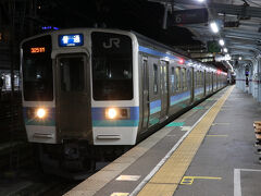 バスが遅れたこともあり、ササっと食べて大糸線のホームへ。
松本近郊エリアではありますが、信濃大町まで行く列車は夕方時間帯でも45分～1時間に1本。

車内は学生・サラリーマンで席が埋まり立客の姿も。
信濃大町までの50分間でどこまで立つのかなぁ・・・と戦々恐々としていましたが、、、