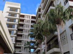 宿泊先　テラスクラブアットブセナの中庭から宿泊棟を見上げたところ
以前はブーゲンビリアの花が城壁に映えていたのですが、花を見かけなかった

