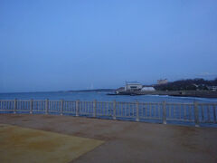 日が暮れてきました。海の向こうに見えるのはホテルです。