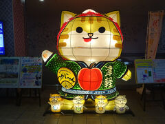 弘前駅に到着。つがにゃんのねぶたがお出迎えです。