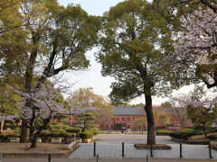 姫路城観光の前に、まずは自転車を停めるために姫路市立美術館前の駐輪場に向かいました。
こちらは無料で駐輪できます。
ちなみに、当日は月曜日だったので美術館は休館でした。