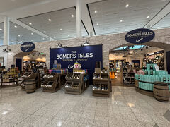 空港は新しく綺麗です。
到着時に BERMUDA ARRIVAL CARD の記入が必要です。
https://www.bermudaarrivalcard.com/?pl=l3an37h32n3af39h32u32p32g38936y33h37632k00
事前に到着カードをダウンロードして記入持参すると入国がスムーズです。
アメリカ入国ESTA の有効期限を聞かれました。

空港にあるリカーショップ