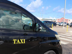 トヨタのミニバンで後ろにトランクを積むのにスペースが無くて、ドライバーの女性が座席の倒し方知らず､､､夫が手伝ってトランクを収納しました。

私はホテルのロケーションを全く知らなかったので空港から近いと聞いてたけど、そこまで近いとは思いませんでした。ドルで払いたいし幾らぐらいかなと思ったので料金を聞いたら10から12ドルぐらいって言ってました。
そんなに近いの？タクシー、安いの？
メーターで10ドル切ってたので12ドル渡しホテルに到着です。
前日、寝てないのもあり日本を発って長かったなぁ・・・・