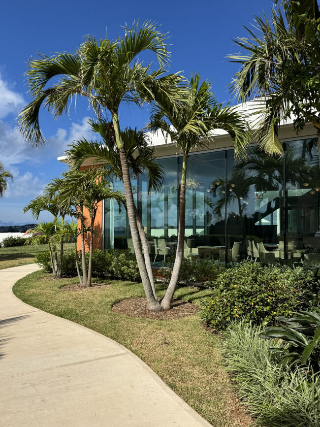 レストラン棟は新しそう。<br />ホテル代金に朝食が含まれてません。<br />一人30ドルで朝食付きに出来一人120ドルで朝夕食付が出来るそう。ディナーに飲み放題を付けると40ドルとの事ですが買ったお酒や持ってきてるのもあるので朝夕付き3日間にしました。<br />3日間にしましたが1日だけでも出来るしフレキシブルなホテルです。<br />この情報はホテルからの案内ではなく夫が口コミで見てたので聞いたら教えてくれました。