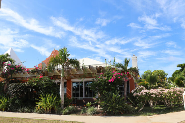 HPが見れずメールも送れないので洞窟SPAの予約が出来ずこの時点では翌々日の夜の7時からしか空きがありませんでした。ご飯の時間で無理だわ。。。<br />ロビー棟を出て部屋に向かいます。<br />