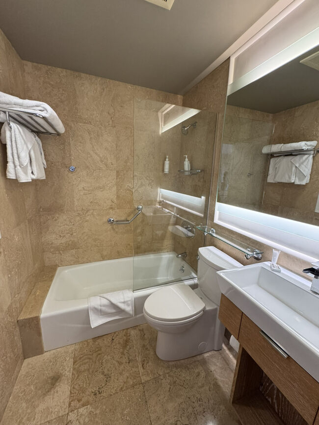 バスタブはあるけどシャワーが一緒なのでねぇ。。。。<br />アメリカの方はシャワーだけで十分って方が大多数だもんね。<br />夫の口癖「島だからお水がないんだよ～」<br />細かい事を言えばタオルも若干くたびれてます。でも毎回強力なドライヤーを使うのだから傷むのも知ってます。正直、ふかふかより使い込んだ方がよく拭けていいのも分かってるけど・・・この微妙な感覚・笑<br />それもこれも円安のせいだね・苦笑　値段で納得のラインに誤差が生じます。