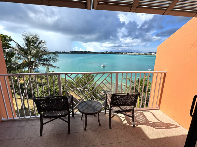 対岸が空港で橋を渡った所がホテルです。