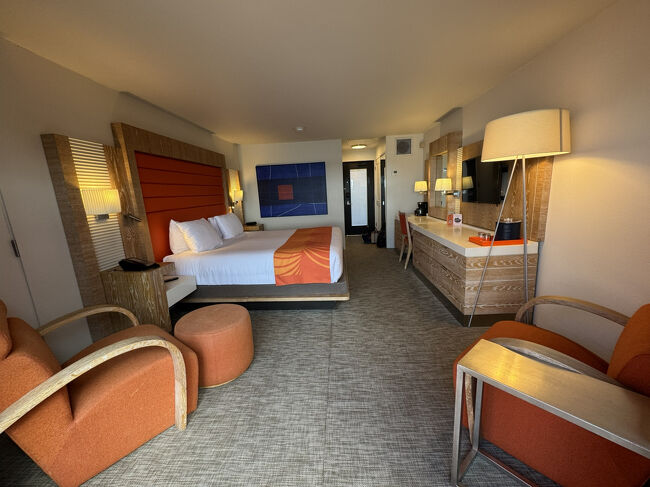 トランクは十分に広げられるしよく冷える冷蔵庫も。<br />スリッパやガウン、ミネラルウォーターはありません。<br />夫の口癖「島だから物資がないんよ～」