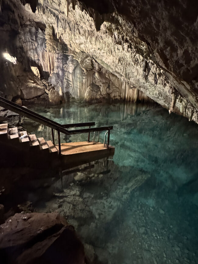 雨水には二酸化炭素が含まれているので石灰岩を溶かす力があり水が地面の中を通ることで、空洞ができていきます。何千年、何万年もかけて広い洞窟が誕生する事を思えばロマンです。<br />ここはこの濾過された雨水の中で泳ぐことが出来ます。<br />既に夕方なので夫と明日来よう～なんて言って浸かる気満々だったけど・・・<br />夫も泳ぎが得意ではないし私はかなずち。<br />階段の下にも階段があると思い足をつける程度と思ったのですが反射してるだけで下の階段は無いのでは？足を浸ける事も断念です・苦笑<br />うーん・・・見た目は澄んでて綺麗けど、滞留してる水だよね？<br />海と繋がってたのかな。。。。