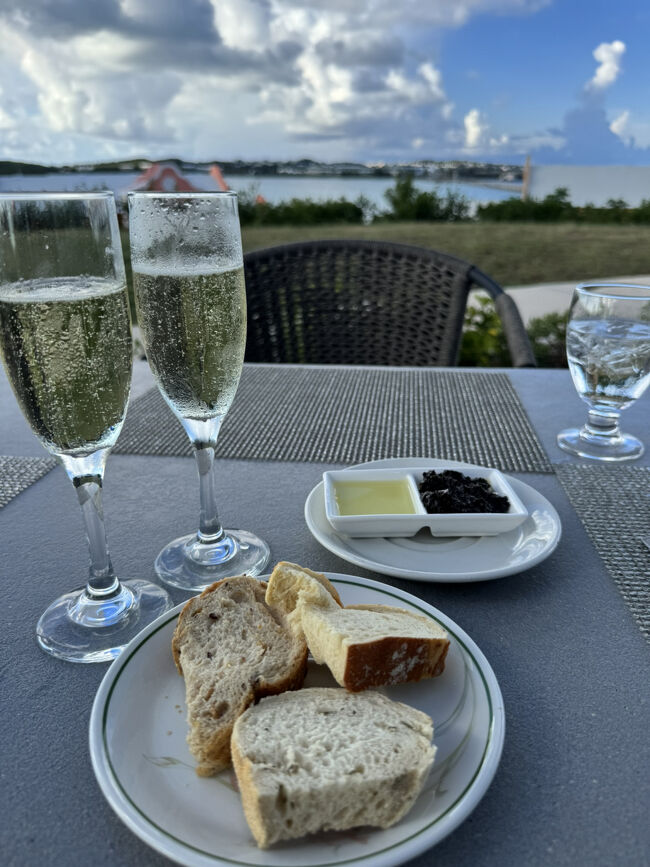 カリブでは素敵なホテルでもお味が劣りました。パンですらなので今回も期待してないのですが意外にパン、美味しい。黒いのはオリーブのディップです。