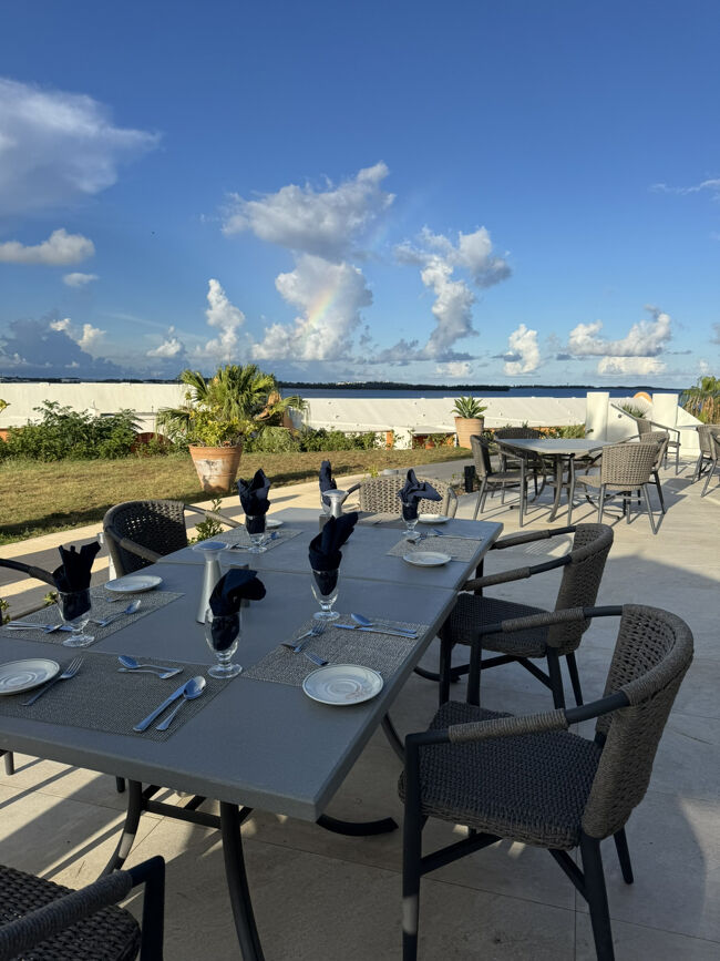 なんせ、HPが開かずディナーの予約も何もできずウォークインでレストランに行きました。通常、チェックインの時にディナーの予約とか聞かれると思うけど何も言わないので空いてるのかと思ってました。<br />室内は満席らしく外なら利用出来ました。<br />レストランの従業員は皆さんにこやかで感じのいい方ばかり。<br />なのでお部屋が普通という若干の不満はあるものの全て帳消しでお気軽だし、中々いいホテルです。