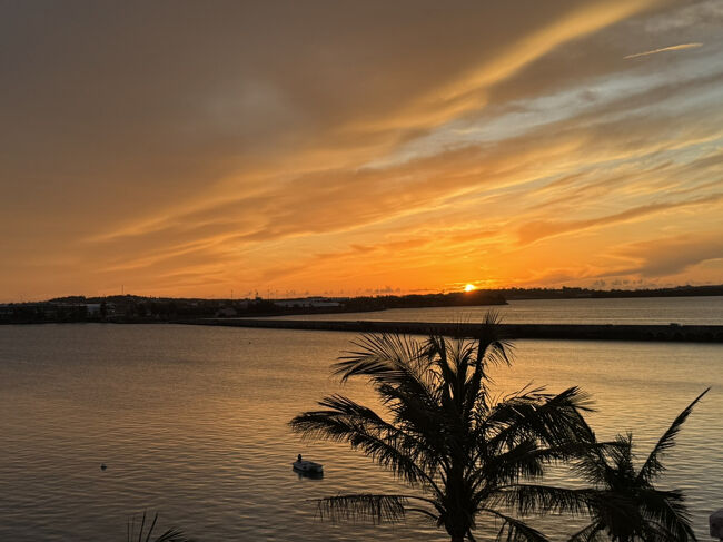 お部屋からのサンセット<br />前日は寝てないので早くから爆睡です。