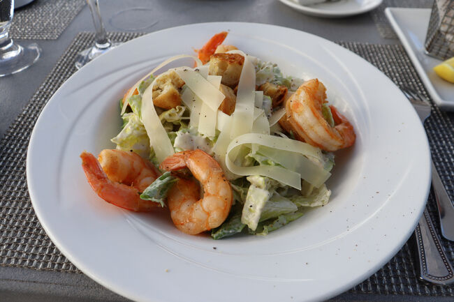 シーザーサラダはトッピングも付けられ海老にしました。<br />最近何処だっけ・・・<br />海老を食べたけどぱさぱさで美味しくなかったのだけど、この海老はぷりぷりでとても美味しいシーザーサラダでした。