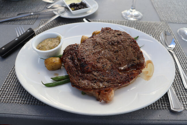 ステーキです。<br />まぁ、そこそこです。