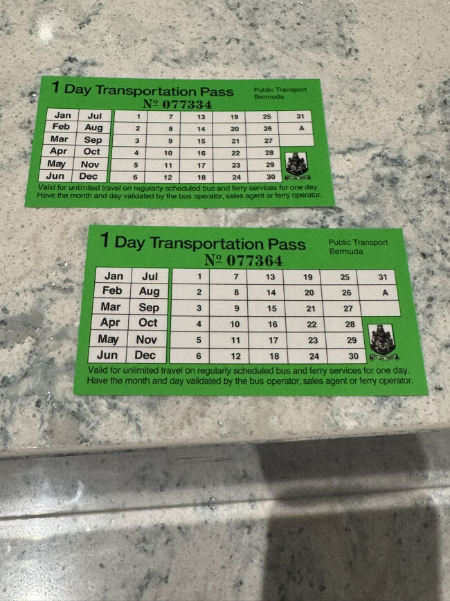 島内交通機関の1日パスを19ドルでフロントで買いました。<br />1回4.5ドルらしいので4回乗ると元は取れます。私たちは途中下車もしたので5回のバスと1回のフェリーを乗りました。<br />普段、バスに乗る事がないのでバスと聞くと中々来ないとか面倒とかネガティブなイメージしかないけどバミューダではバスの本数も多くルートも分かり易く市民や観光客の素晴らしい足です。<br /><br />