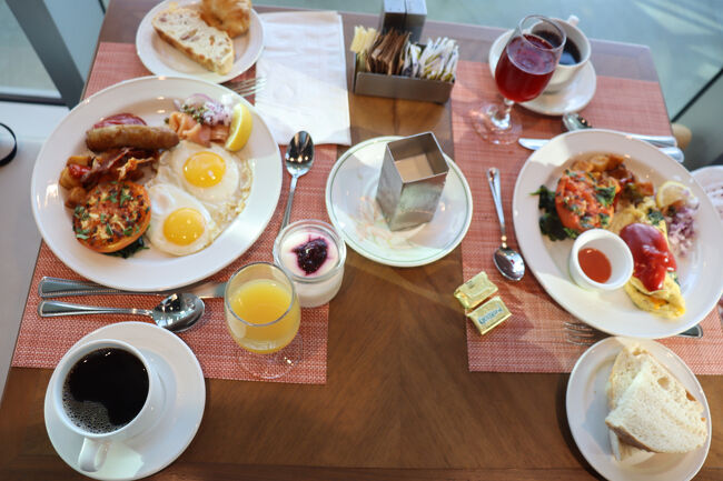 室内にしました。美味しい朝食でした。