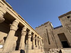 壁画と印象的な柱。