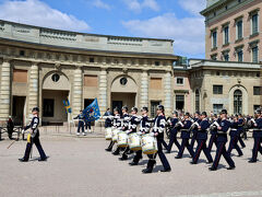 この衛兵交代式は大変華やか。
大人数の鼓笛隊が登場し行進します。
これは、一度王宮に向かって行進した鼓笛隊が、再び演奏の位置につくために行進しているところ。