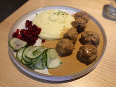 スウェーデン最初のご飯と言ったら、やはりIKEAでもお馴染みの「ミートボール」。
たっぷりのマッシュポテトと甘酢につけたきゅうりと一緒に出てきました。
日本人にも馴染みのある味付けで食べやすく美味しい。