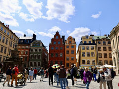早朝に訪れた大広場「ストールトルゲット広場」も、昼間は大混雑。
あと、午後からは逆光になるので、訪れるならやはり空いている午前中かな。